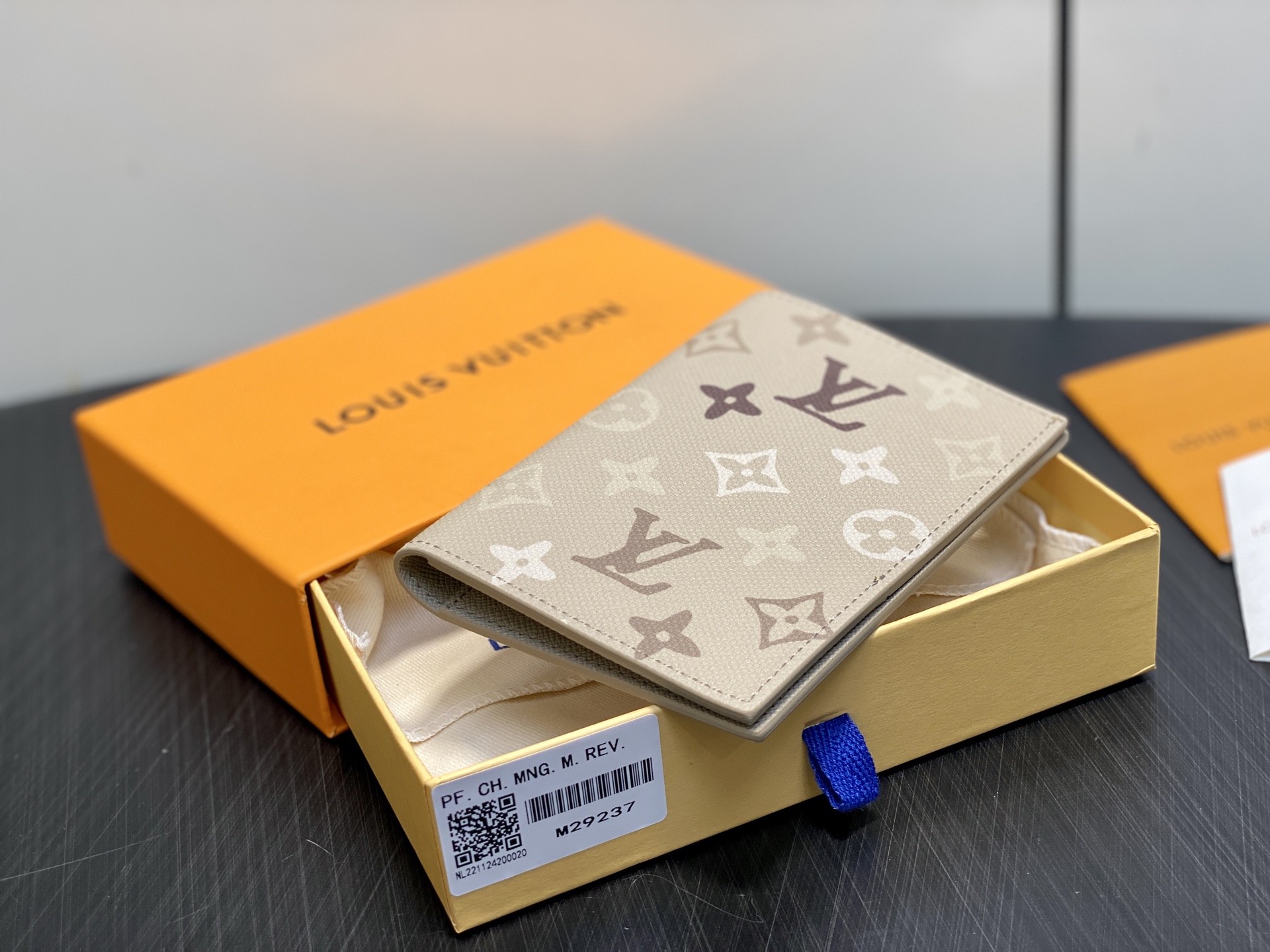 [Louis Vuitton] LV 루이비통 모노그램 서플러스 패스포트 커버 (에이프리콧 그레이) 여권 지갑