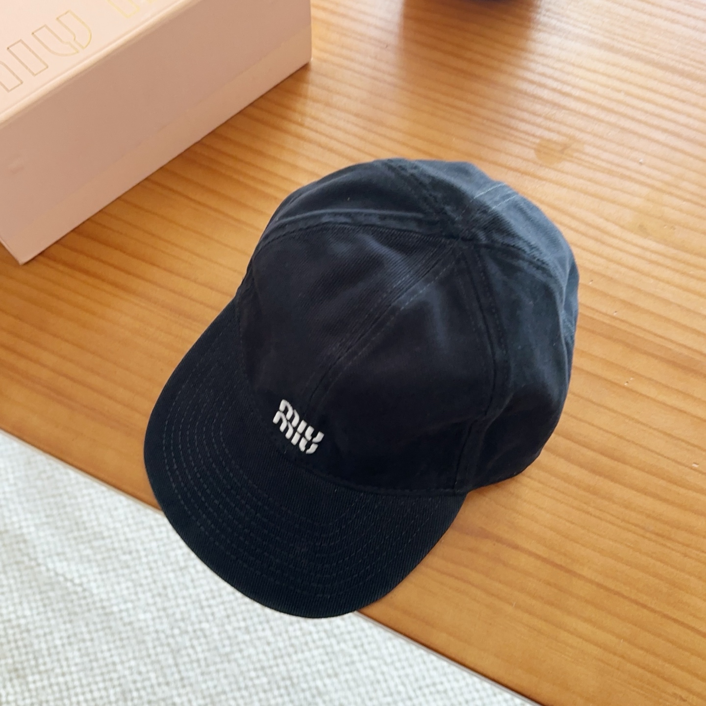 미우미우(MIU MIU) 자수 로고 볼캡 모자