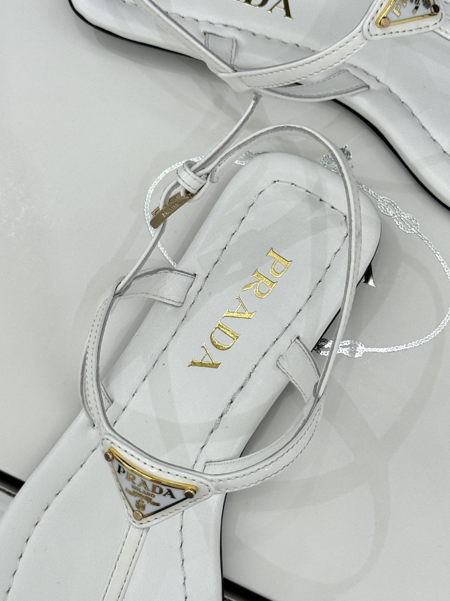 프라다(PRADA) 삼각 로고 플립플랍 샌들 신발