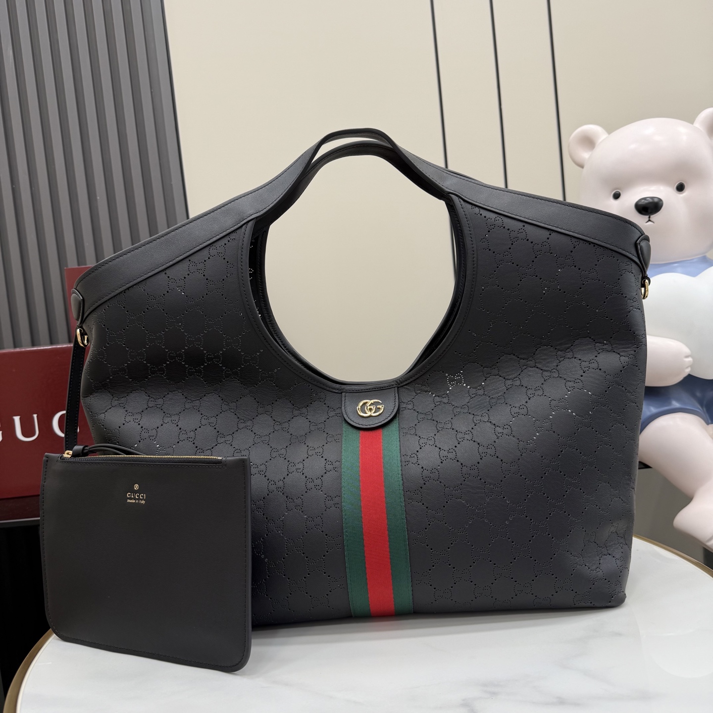 GUCCI 구찌 Generation 제너레이션 GG 질리오(Giglio) 펀칭 레더 토트백 - 블랙 라지 가방