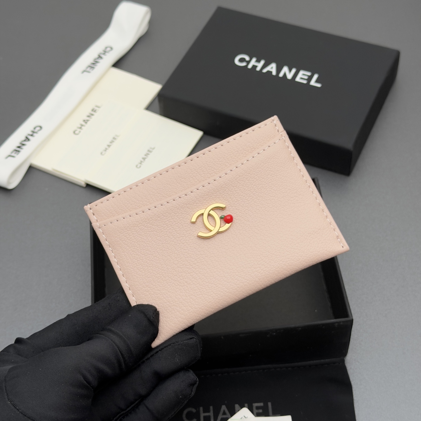 [Chanel] 샤넬 메탈 로고 레더 카드 지갑