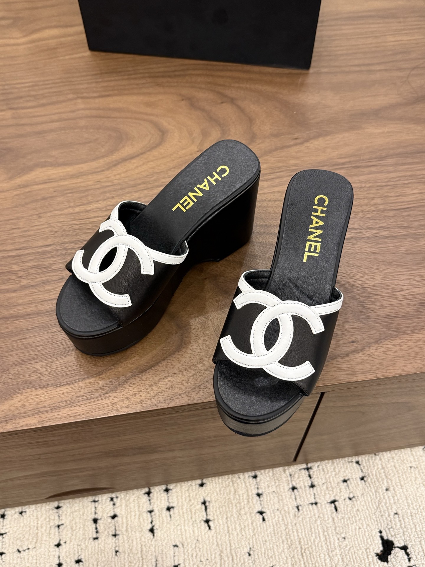 샤넬(CHANEL) 로고 플랫폼 웨지 슬리퍼 신발
