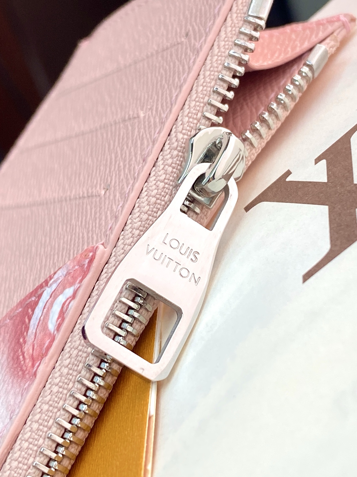 [Louis Vuitton] LV 루이비통 타이가 모노그램 코인 카드 홀더 (코튼 핑크) 지갑