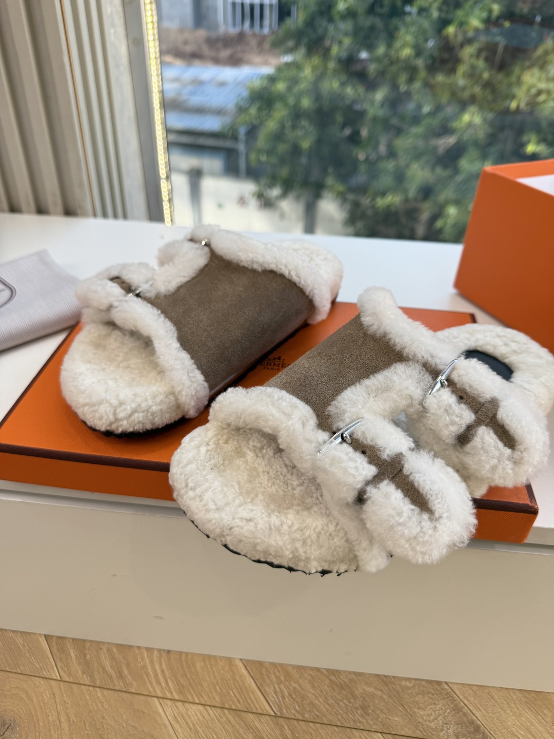 에르메스(HERMES) 시어링 퍼 뮬 슬리퍼 신발