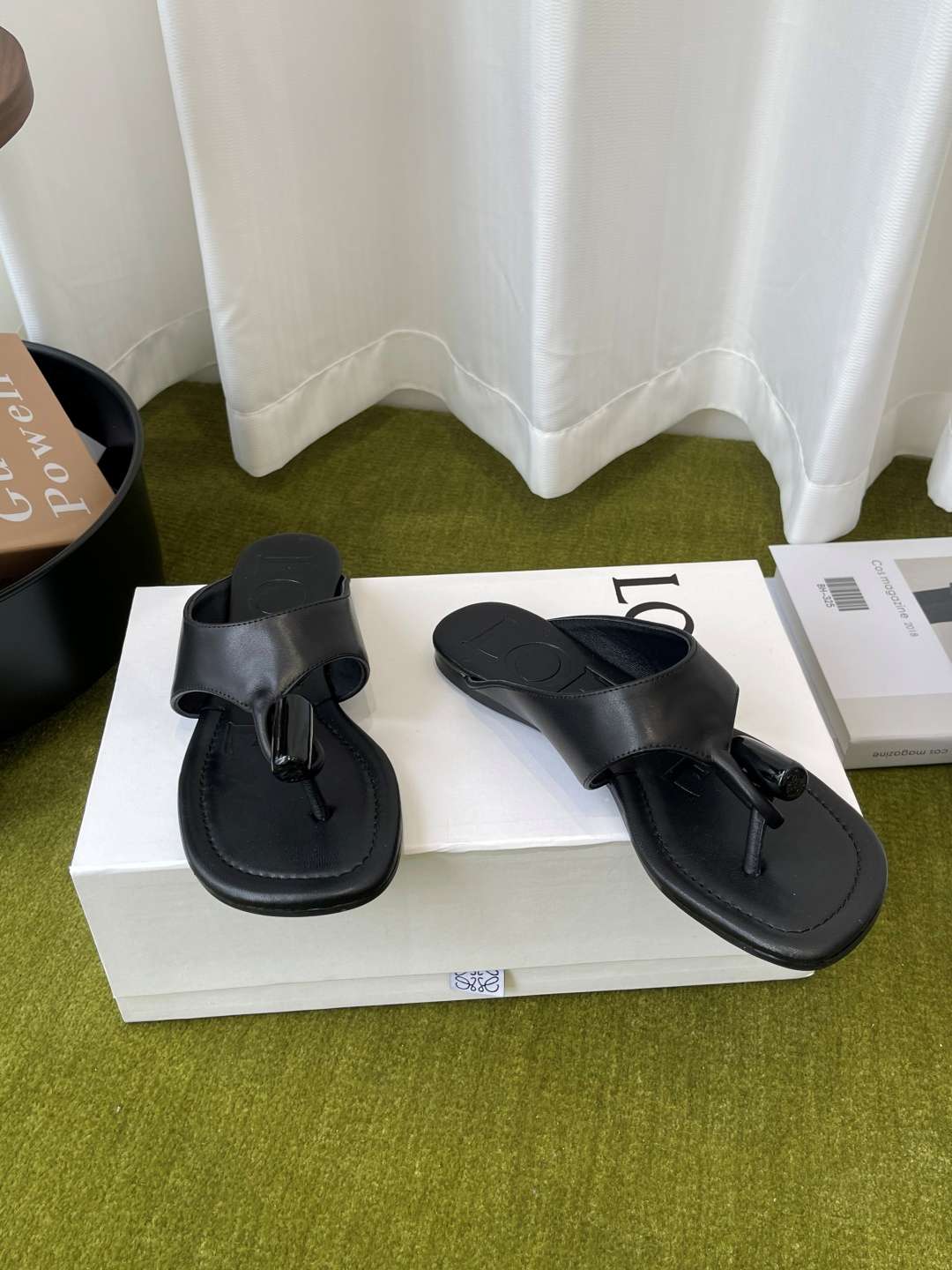로에베(LOEWE) 토글 장식 토포스트 쪼리 스리퍼 신발
