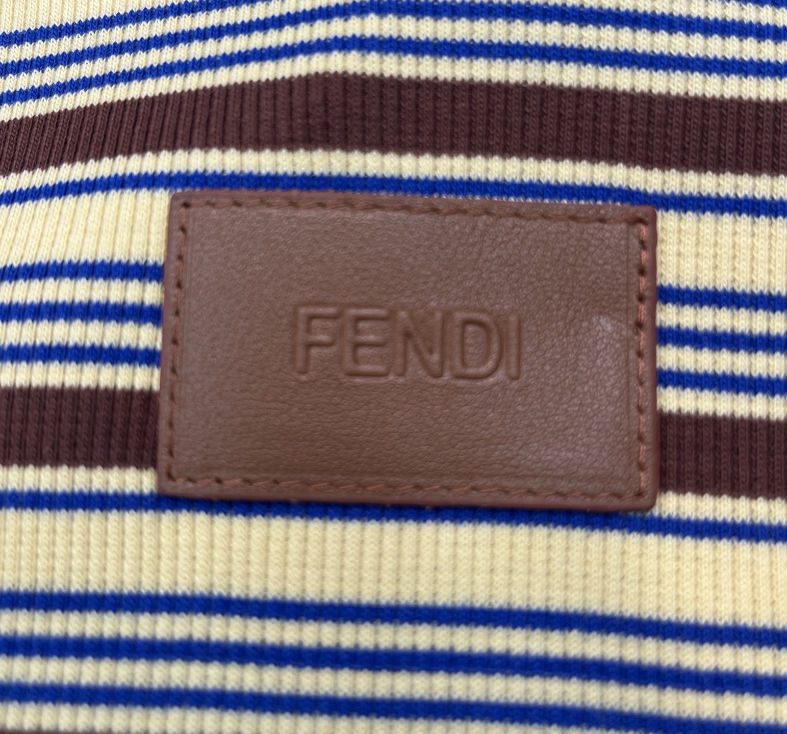 펜디(FENDI) 레더 패치 스트라이프 크롭 티셔츠 상의 의류