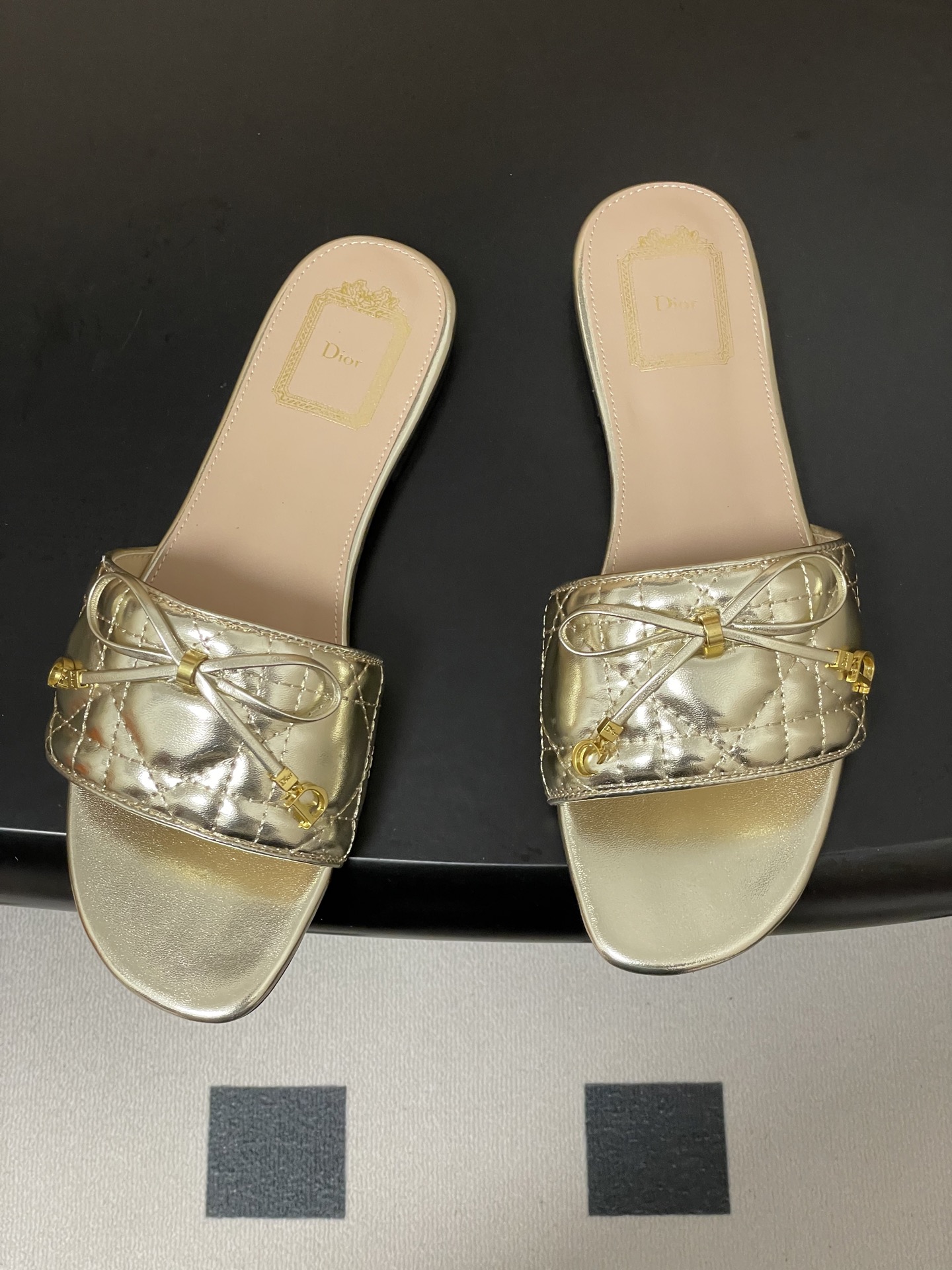 디올(DIOR) 퀼팅 리본 슬리퍼 신발