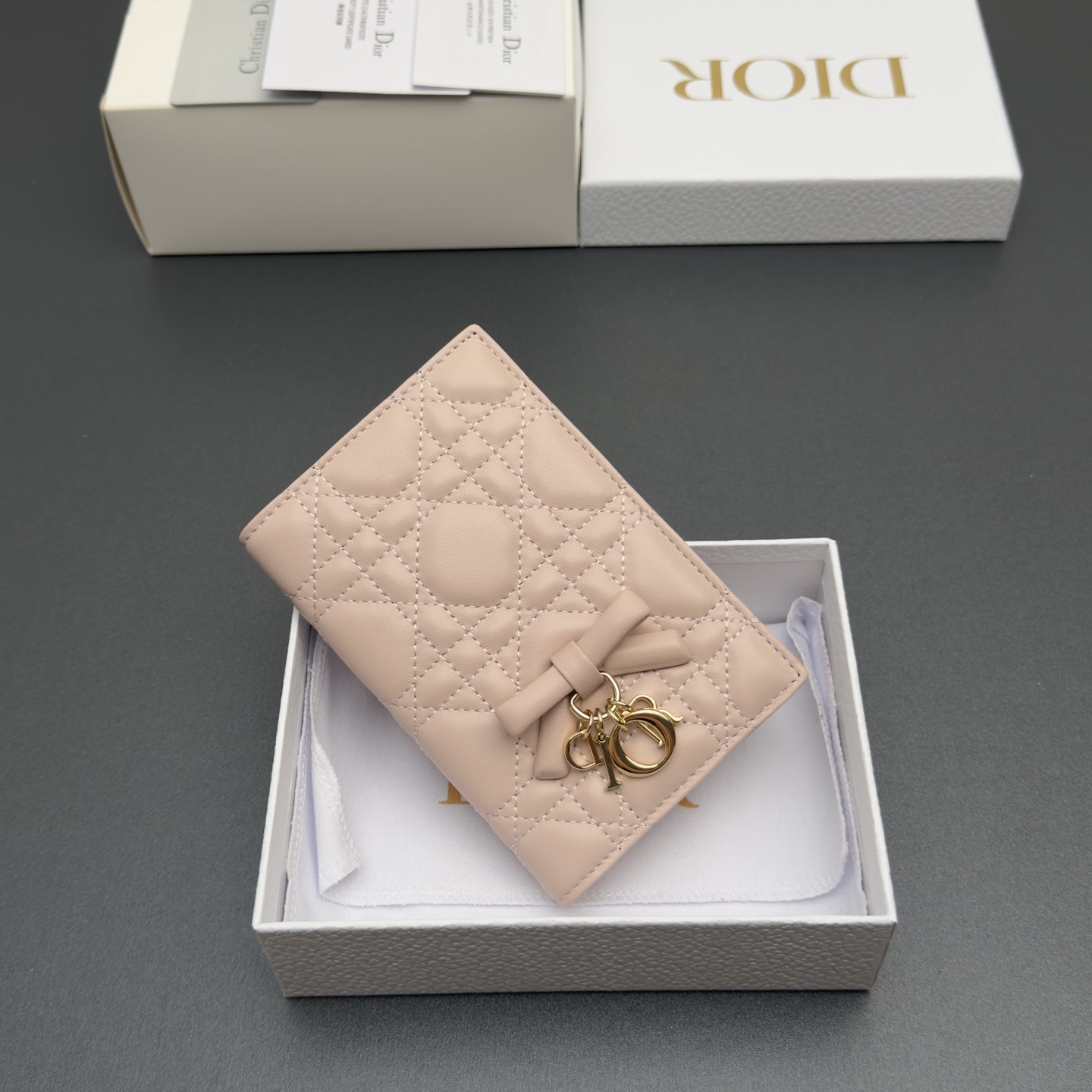 [Dior] 디올 Lady 레이디 까나쥬 램스킨 패스포트 홀더 지갑 / S2626