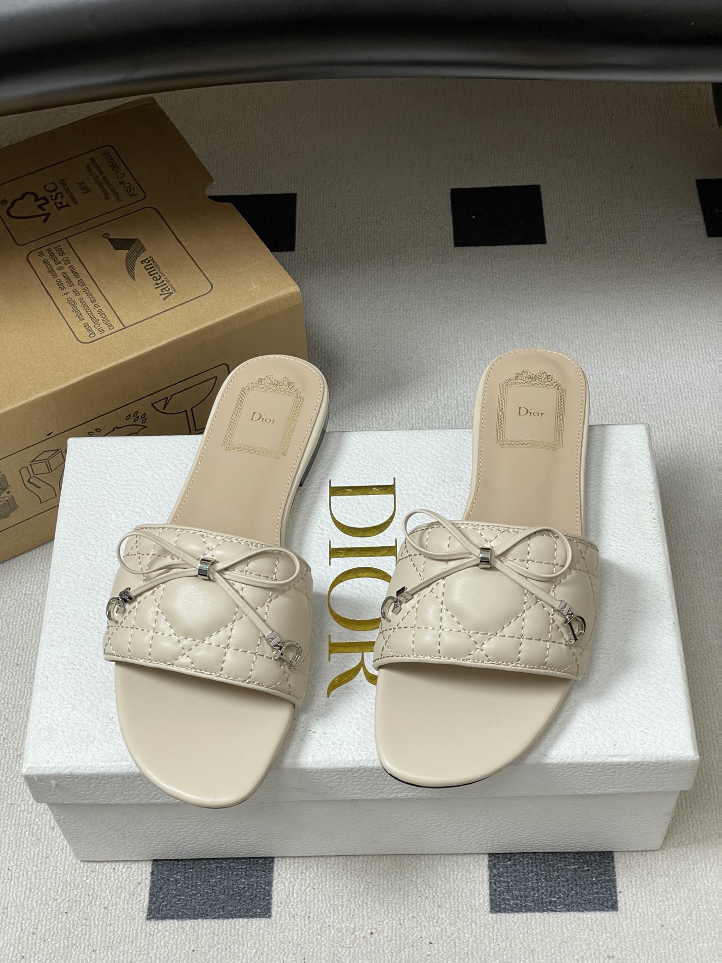 디올(DIOR) 퀼팅 리본 슬리퍼 신발