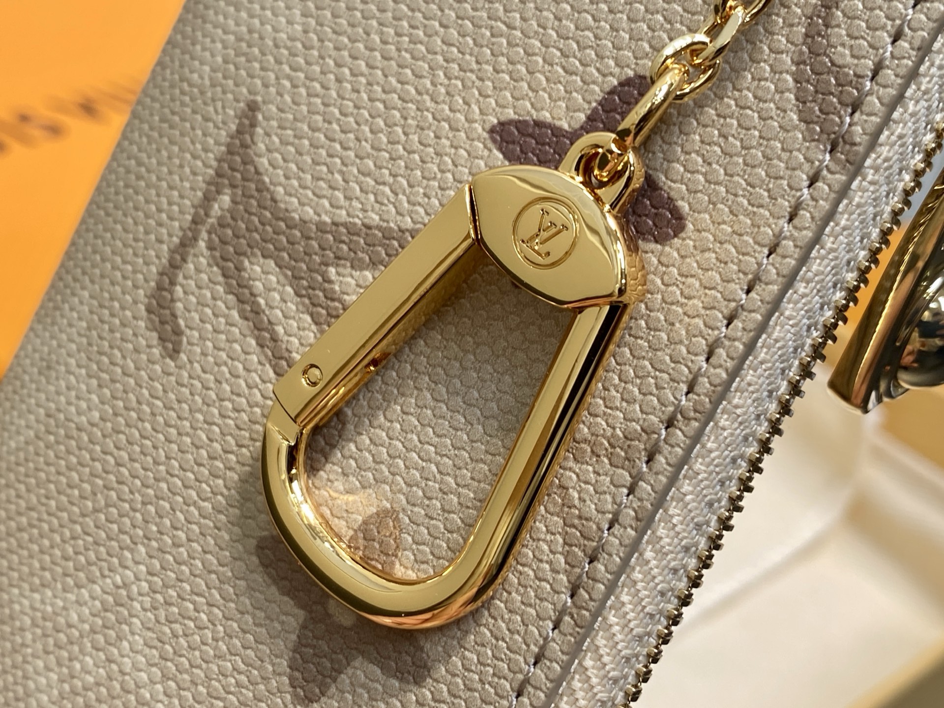 [Louis Vuitton] LV 루이비통 모노그램 서플러스 포쉐트 클레 (에이프리콧 그레이) 지갑