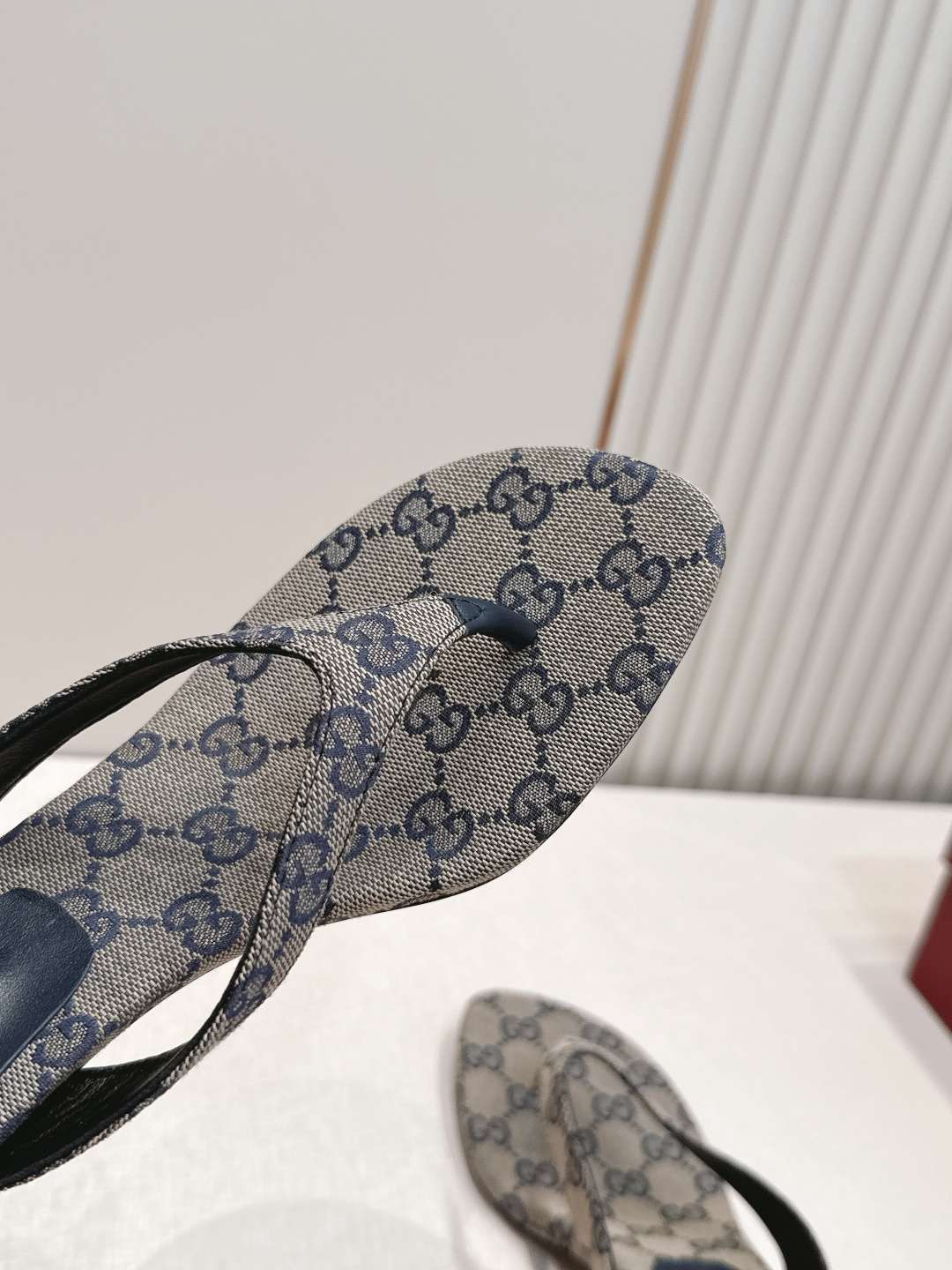 구찌(GUCCI) 모노그램 토포스트 미들힐 신발