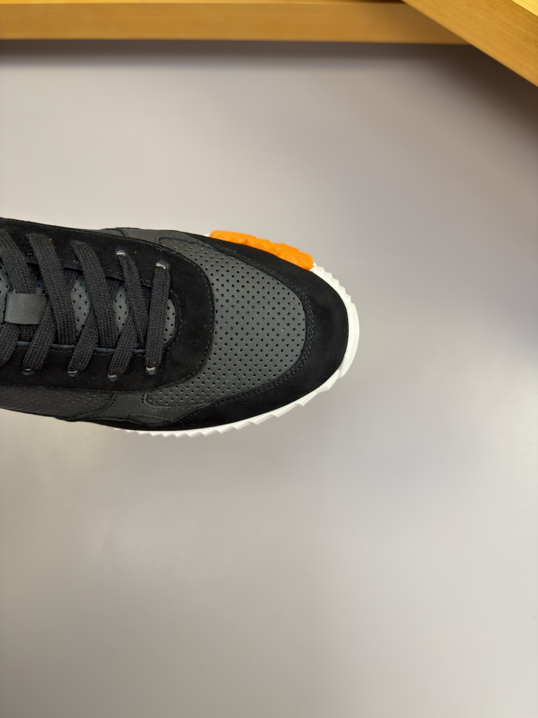 [Hermes] 에르메스 타공 나파 레더 스니커즈 신발