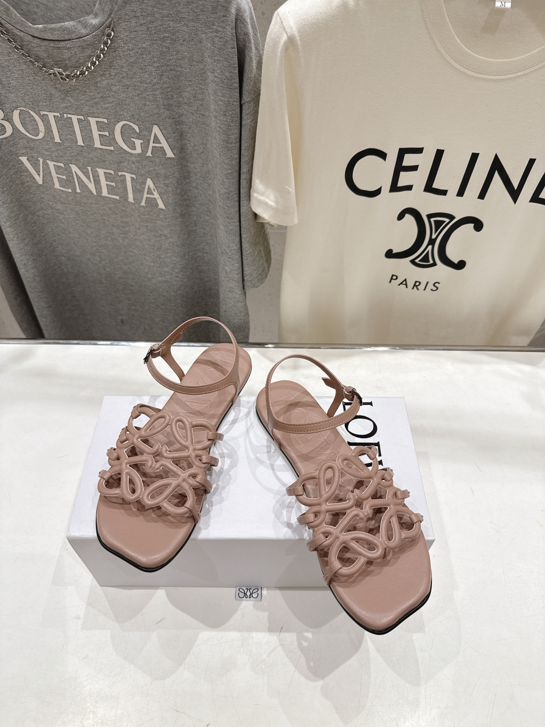 로에베(LOEWE) 아나그램 스트랩 플랫 샌들 신발