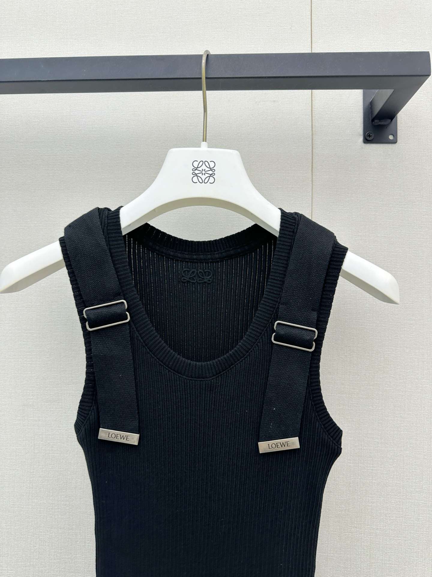 로에베(LOEWE) 버클 스트랩 리브 슬리브리스 탑 상의 의류