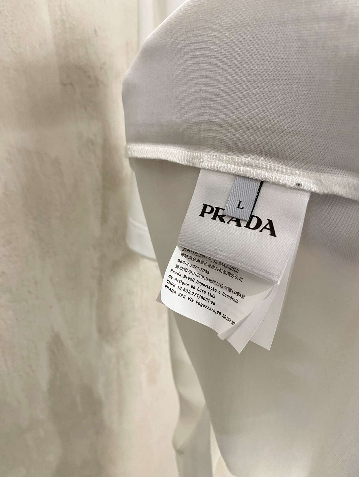 프라다(PRADA) 밀라노 로고 그래픽 프린트 반팔 티셔츠 상의 의류