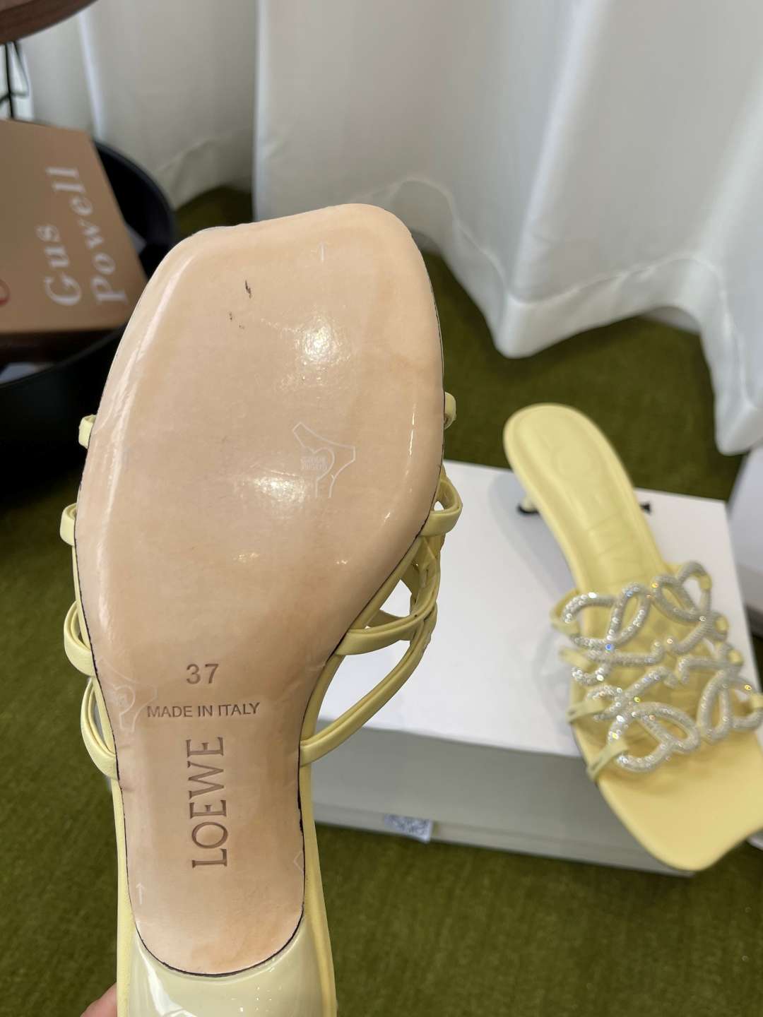 로에베(LOEWE) 아나그램 라인스톤 미들 힐 신발