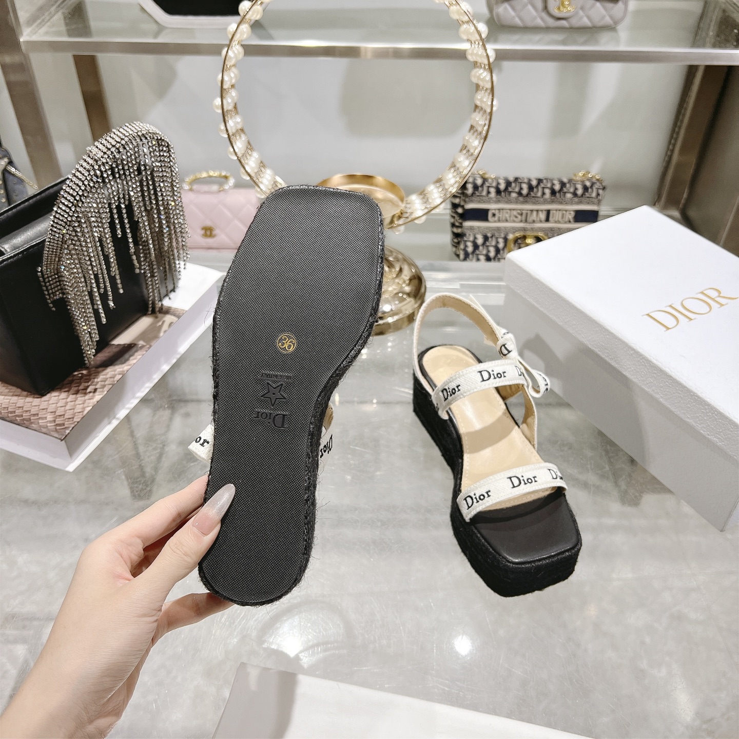 디올(DIOR) 로고 리본 더블 스트랩 플랫폼 샌들 신발