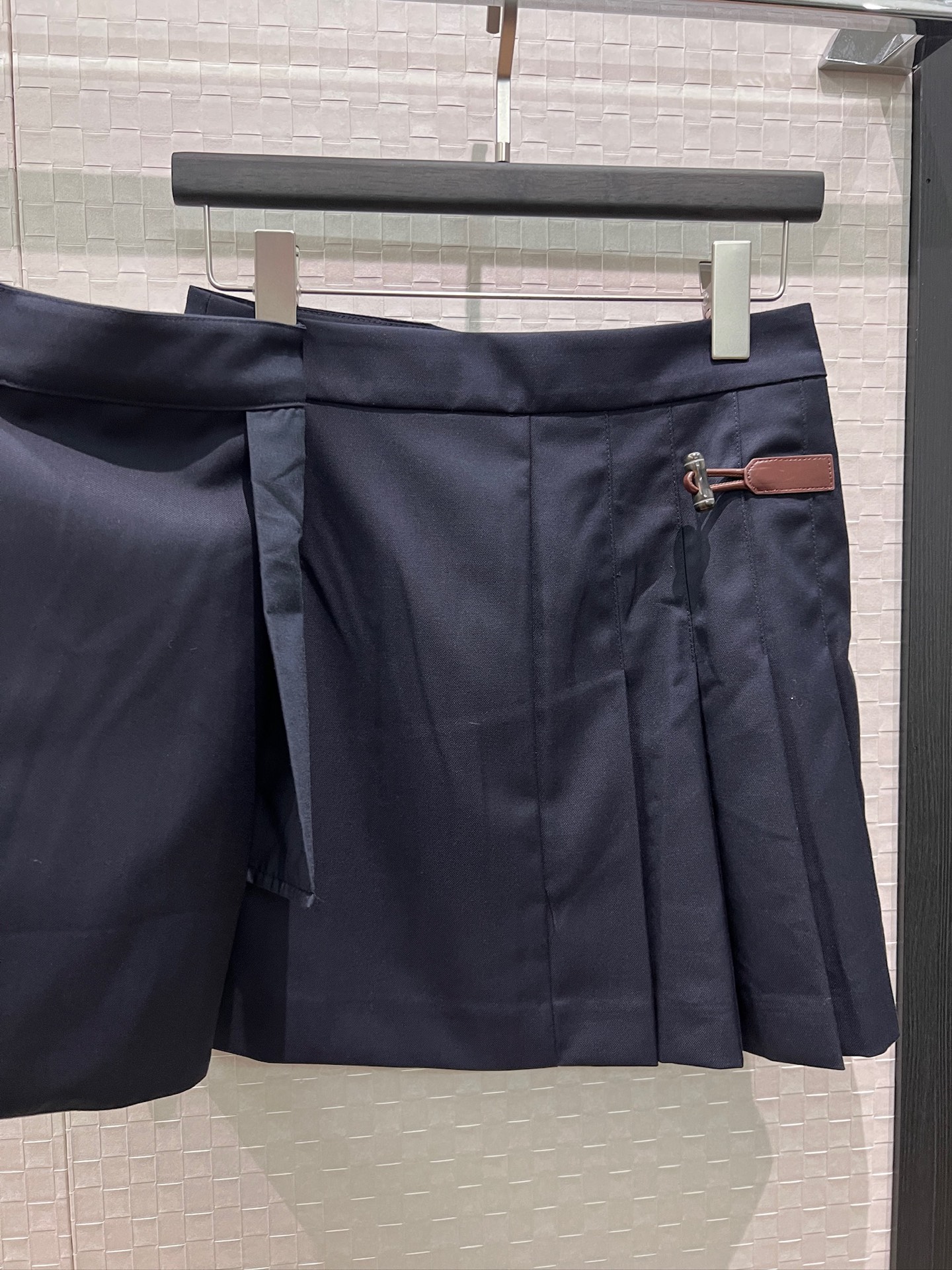 [Loewe] 로에베 26SS 비대칭 레더 버클 플리츠 스커트 치마 의류
