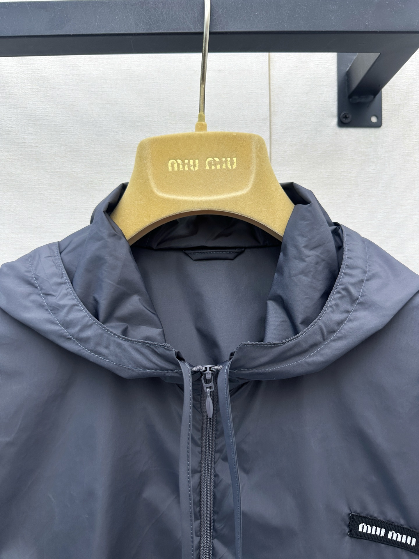 미우미우(MIU MIU) 후드 드로스트링 크롭 윈드브레이커 재킷 의류