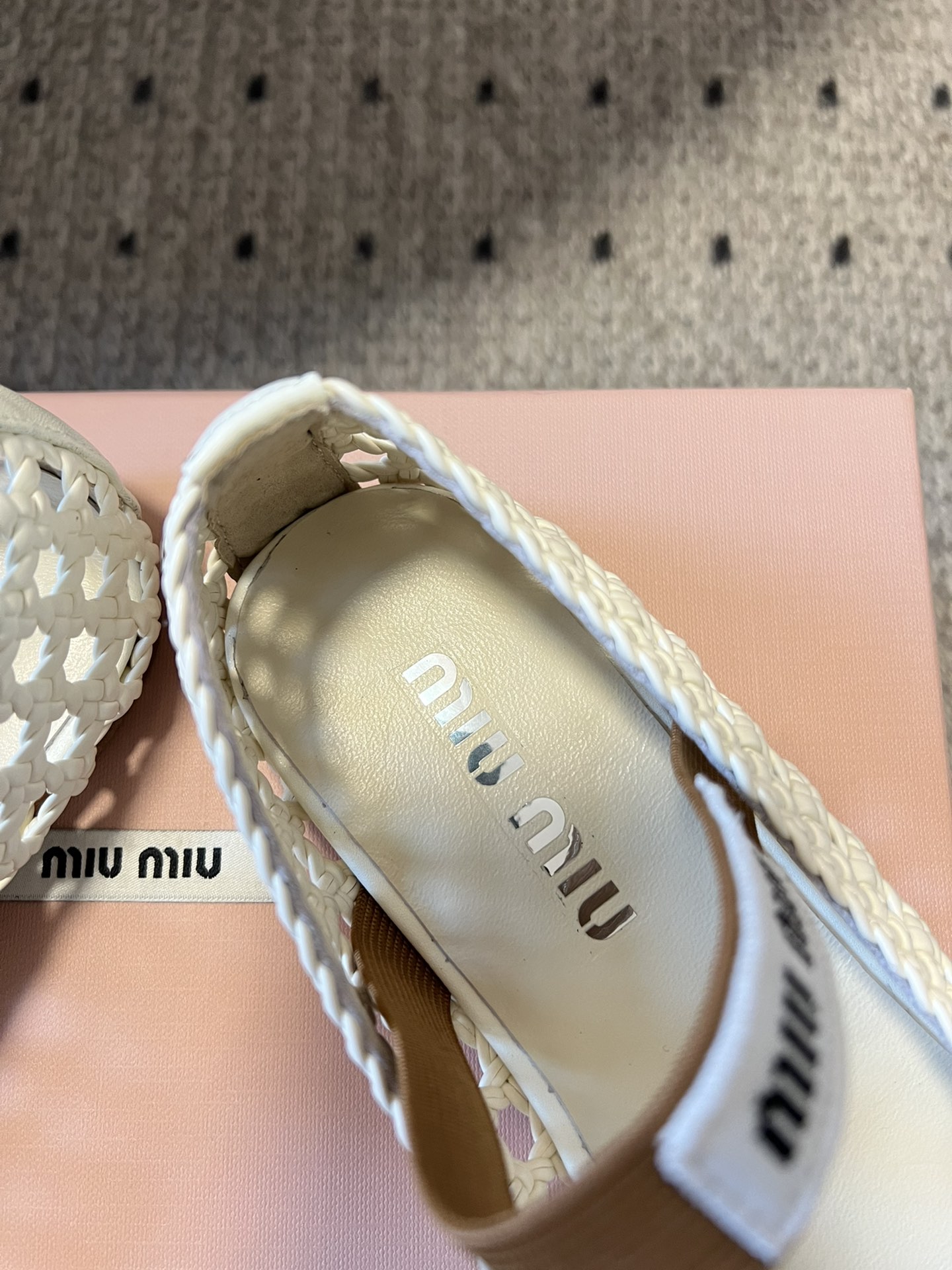 미우미우(MIU MIU) 위빙 메쉬 발레리나 플랫슈즈 신발