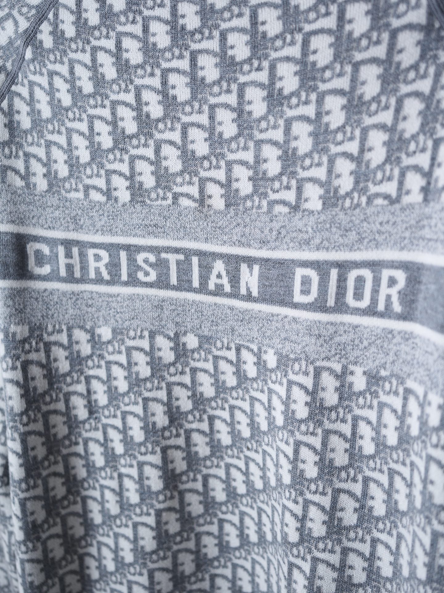 디올(DIOR) 리버서블 올오버 로고 자카드 울 니트 상의 의류