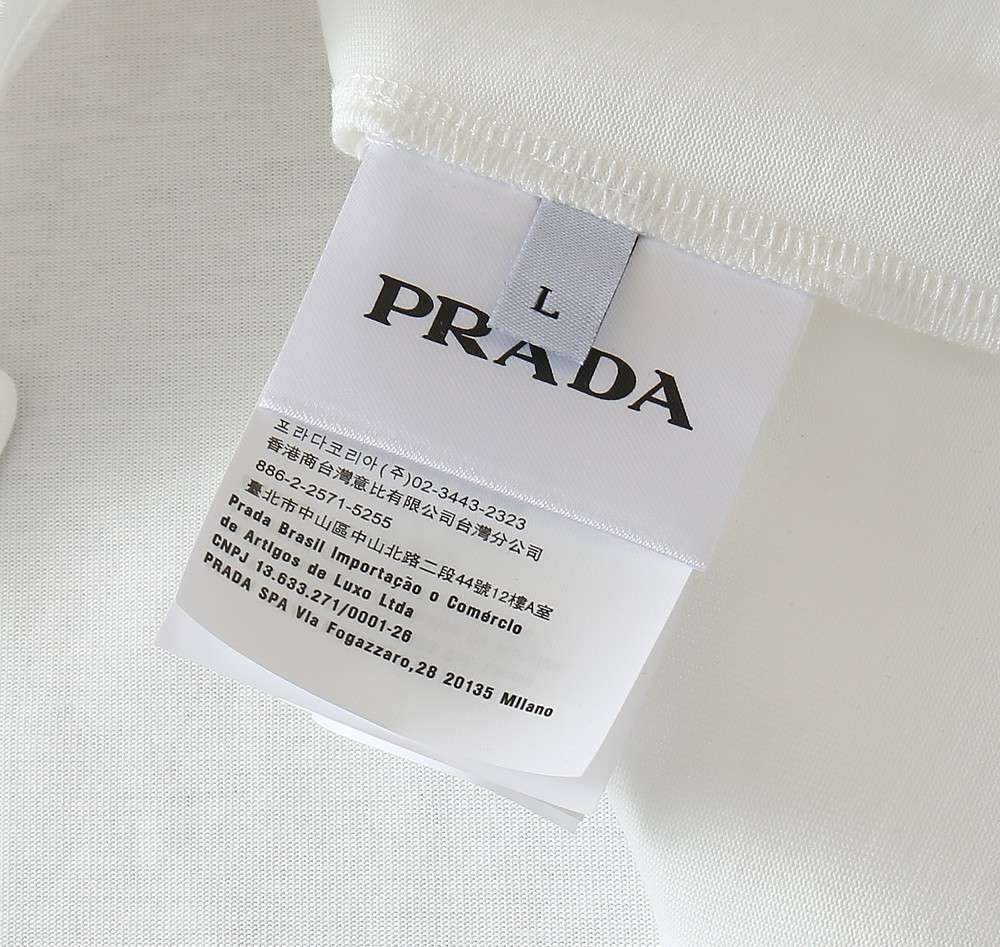 프라다(PRADA) 아트워크 로고 프린트 반팔 티셔츠 상의 의류