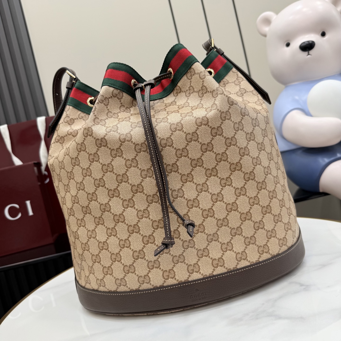 [Gucci] 구찌 Generation GG 코팅 캔버스 라지 버킷백 가방