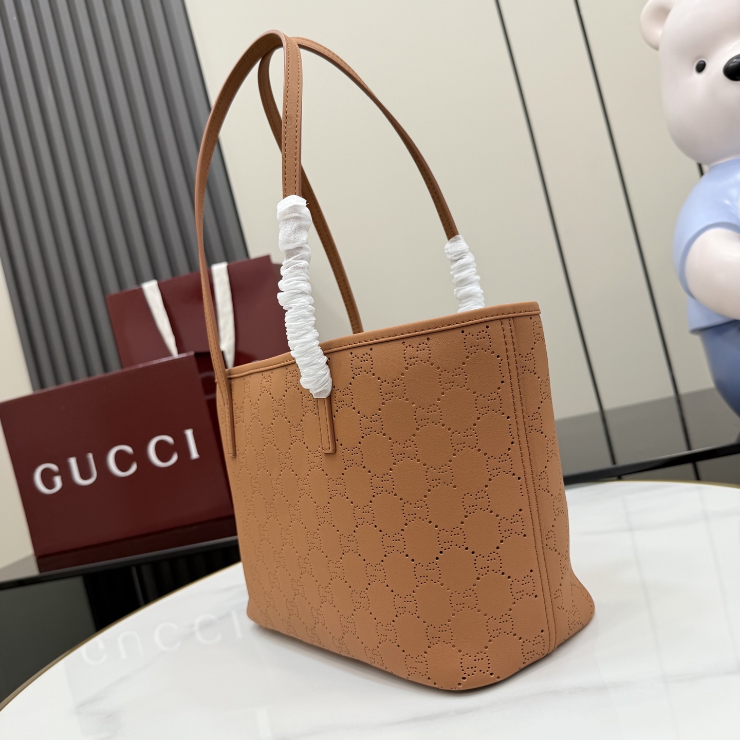 Gucci 구찌 제너레이션 구찌(Generation Gucci) 퍼포레이티드 GG 토트백 가방