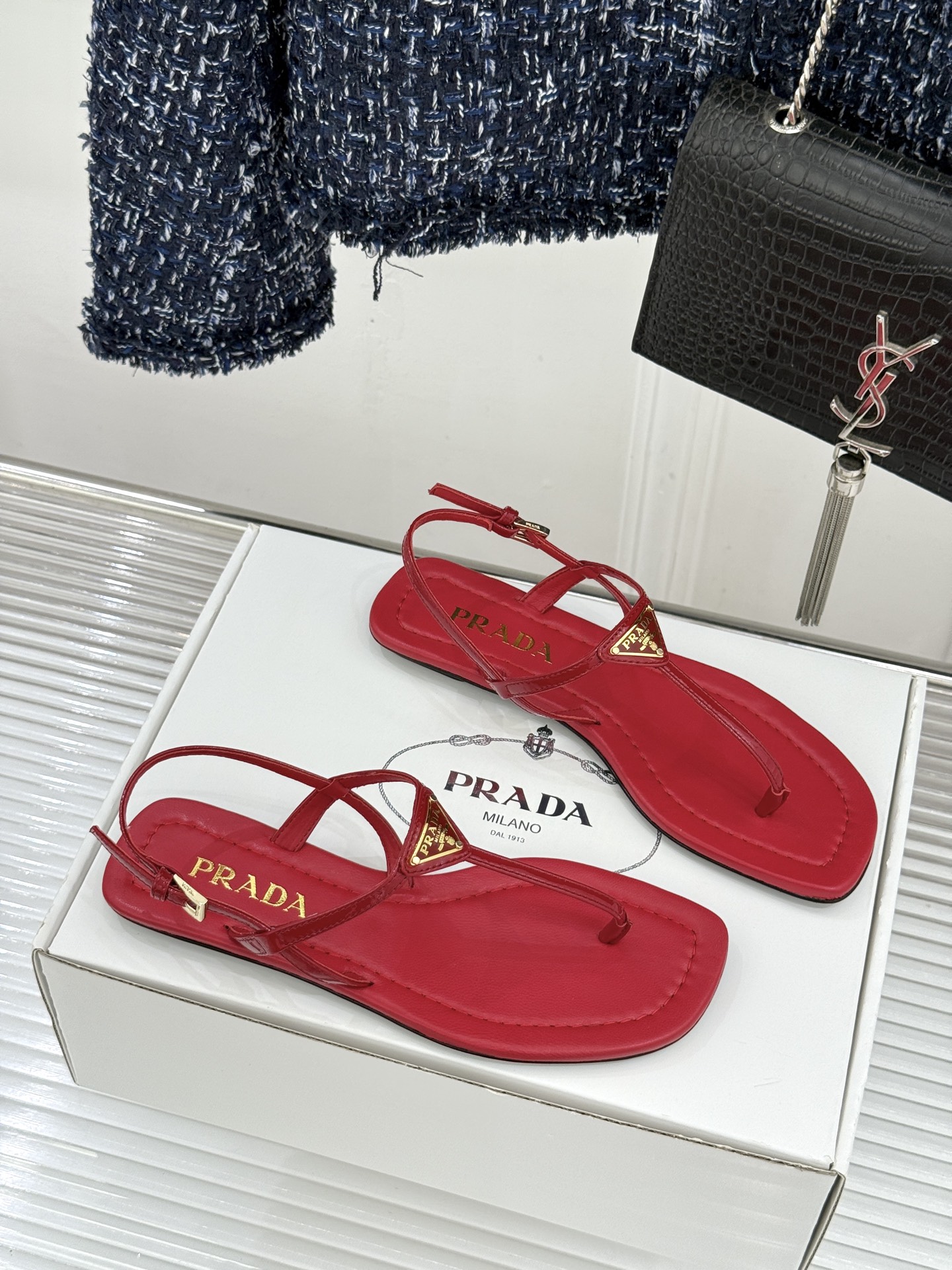 프라다(PRADA) 삼각 로고 플립플랍 샌들 신발