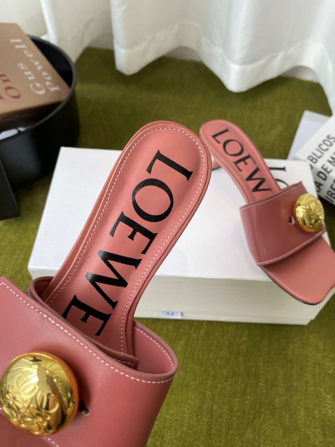로에베(LOEWE) 메달 스퀘어토 키튼힐 뮬 샌들 신발