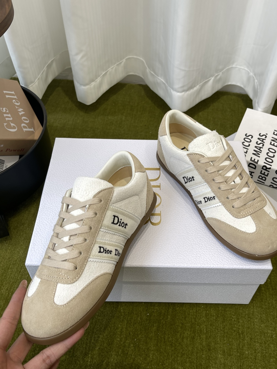 디올(DIOR) 리본 레터링 스웨이드 독일군 스니커즈 신발