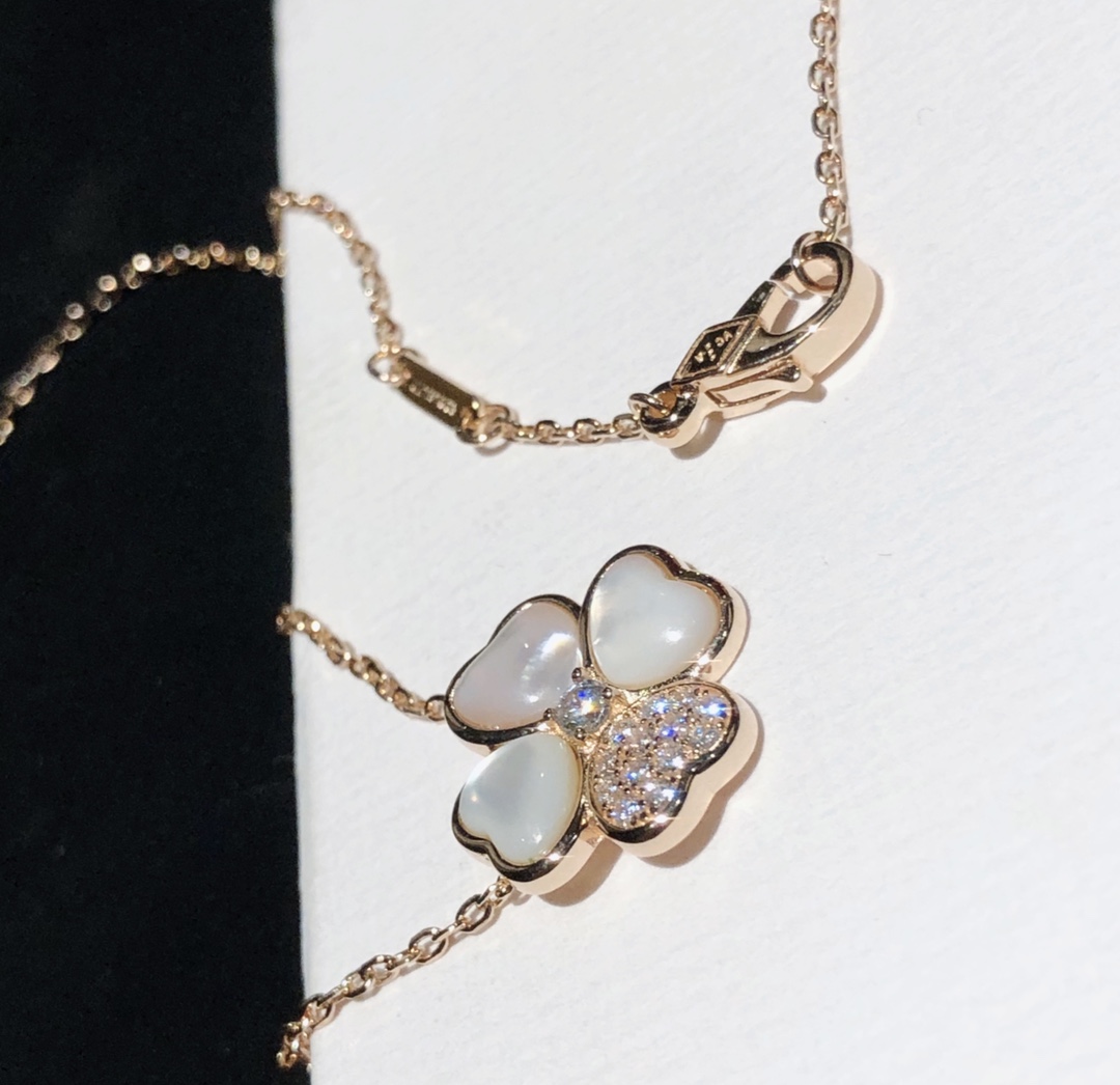 반클리프 아펠(Van Cleef & Arpels VCA) 화이트 자개 클로버 목걸이 악세사리