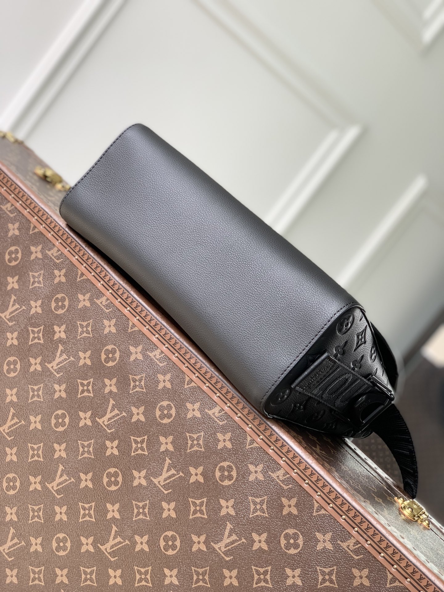 LOUIS VUITTON LV 루이비통 쿠리에 메신저 크로스 백 (모노그램 섀도우 레더) 가방