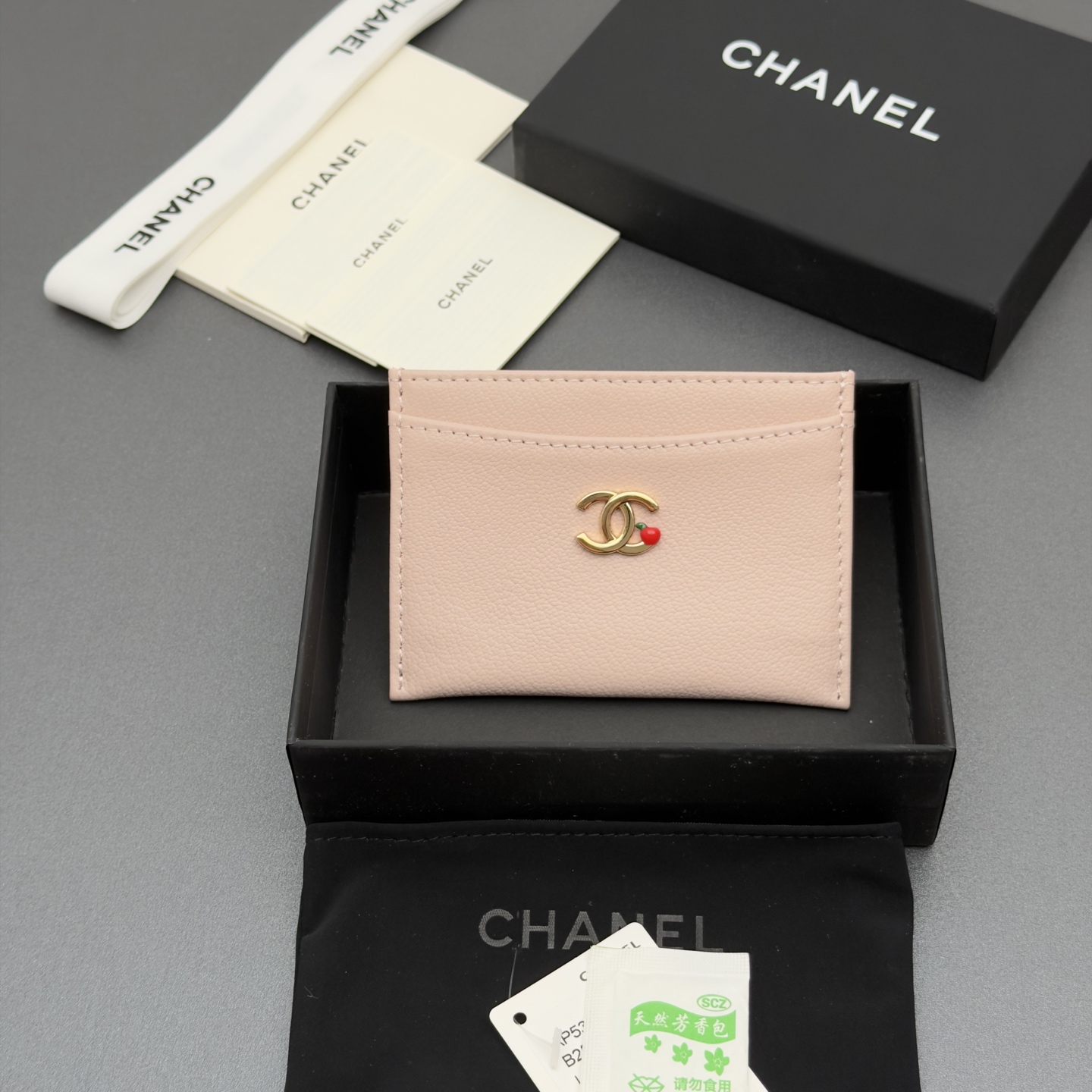 [Chanel] 샤넬 메탈 로고 레더 카드 지갑