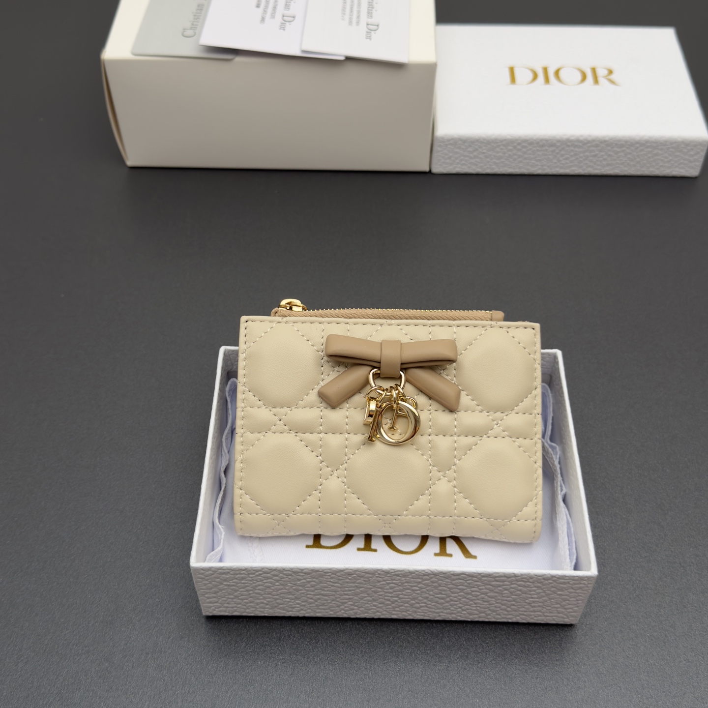 [Dior] 디올 Lady Dahlia 레이디 달리아 울트라 까나쥬 램스킨 미니 지갑 / S2605