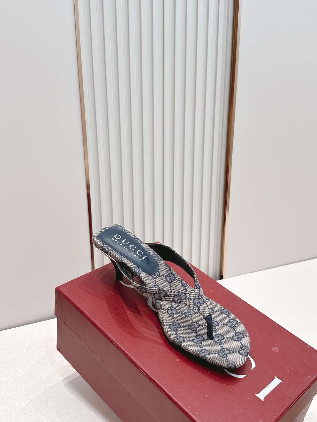 구찌(GUCCI) 모노그램 토포스트 미들힐 신발