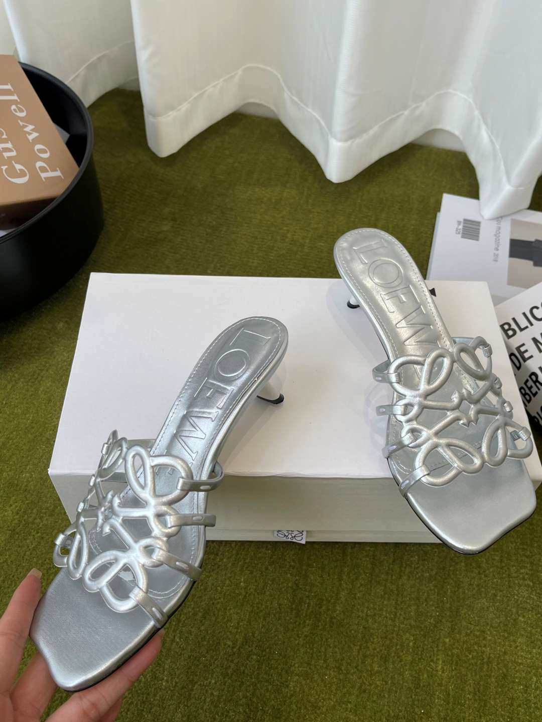 로에베(LOEWE) 아나그램 스트랩 스퀘어토 키튼힐 신발