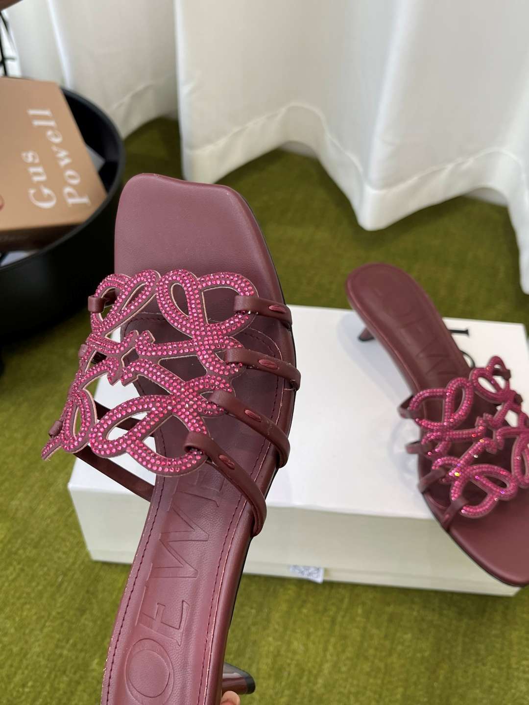 로에베(LOEWE) 아나그램 라인스톤 미들 힐 신발
