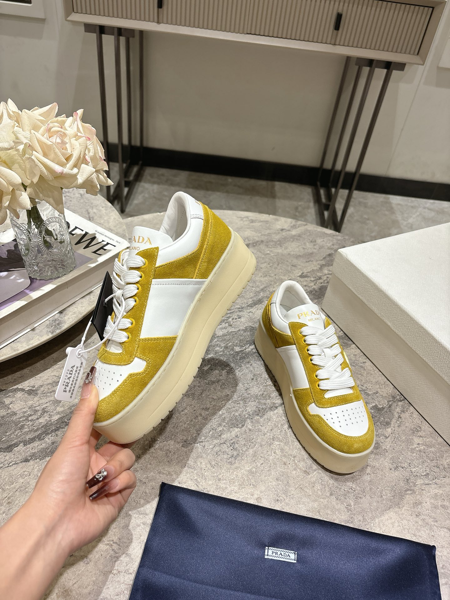 프라다(PRADA) 삼각 로고 플랫폼 스니커즈 신발