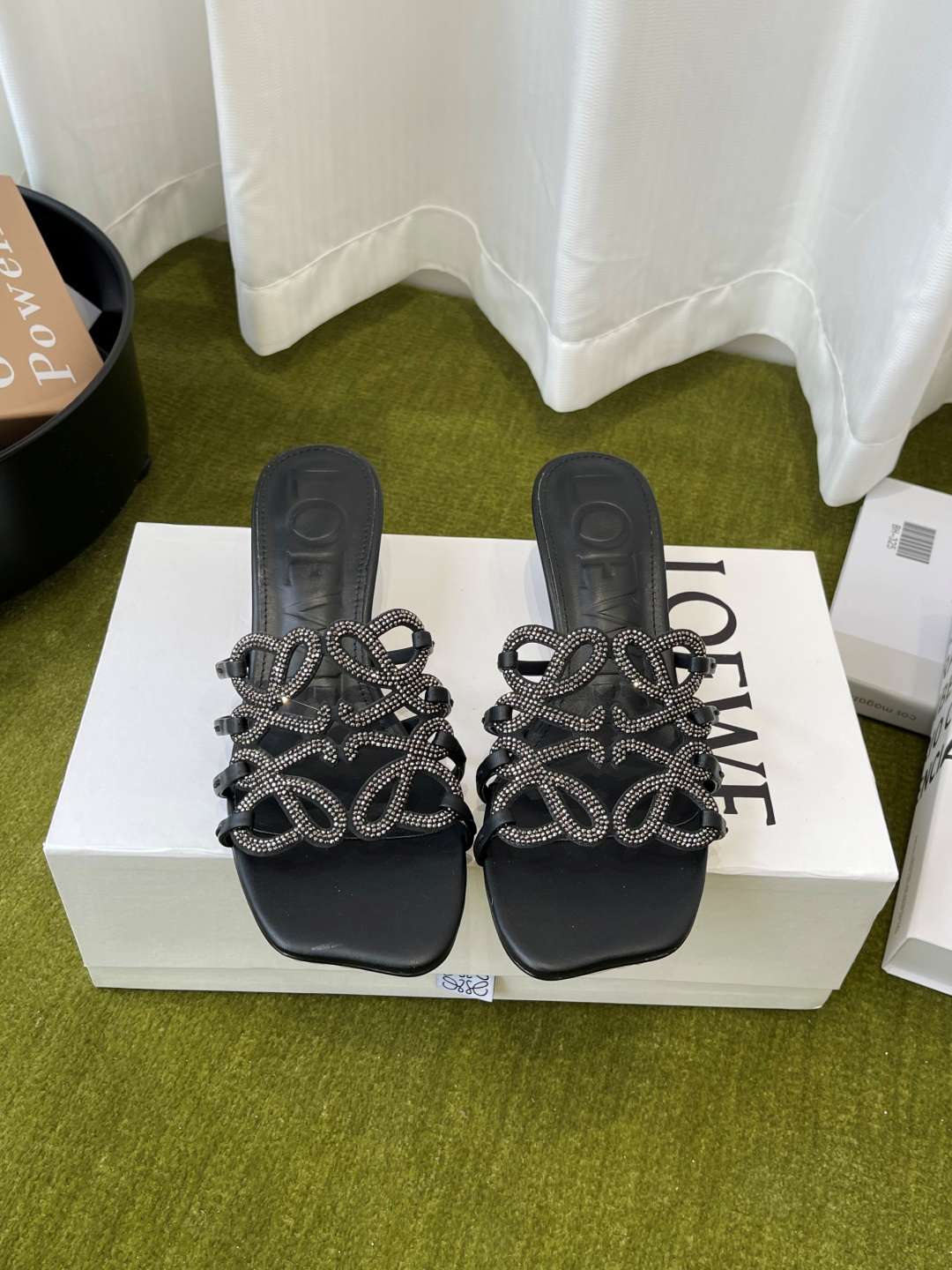 로에베(LOEWE) 아나그램 라인스톤 미들 힐 신발