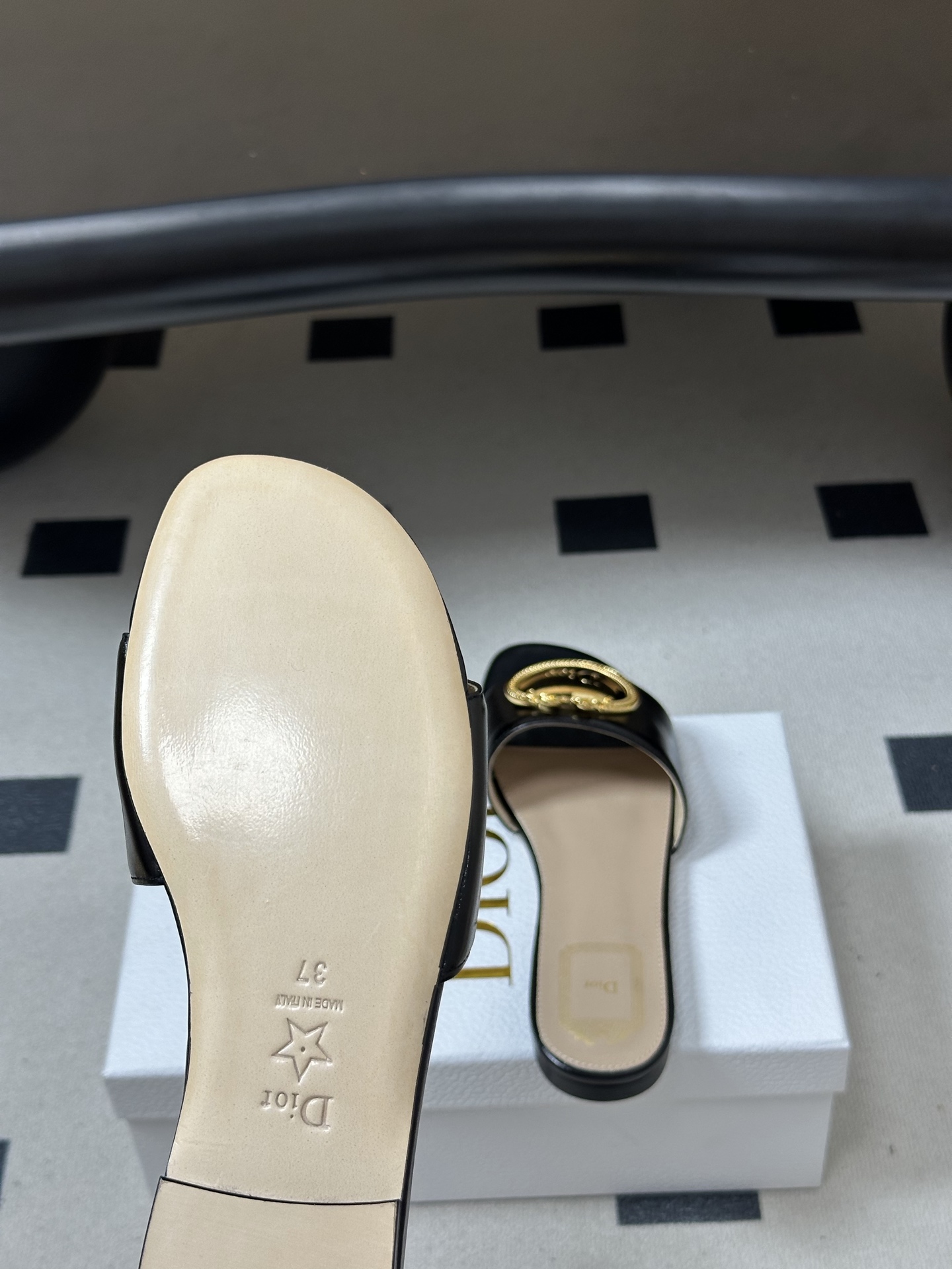 디올(DIOR) 메탈 버클 슬라이드 슬리퍼 신발