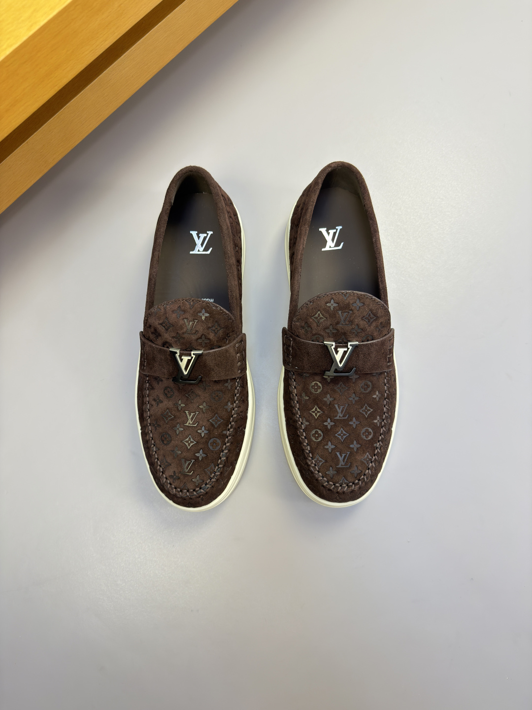 [Louis Vuitton] LV 루이비통 프리미엄 스웨이드 엠보싱 메탈버클 캐주얼 로퍼 신발