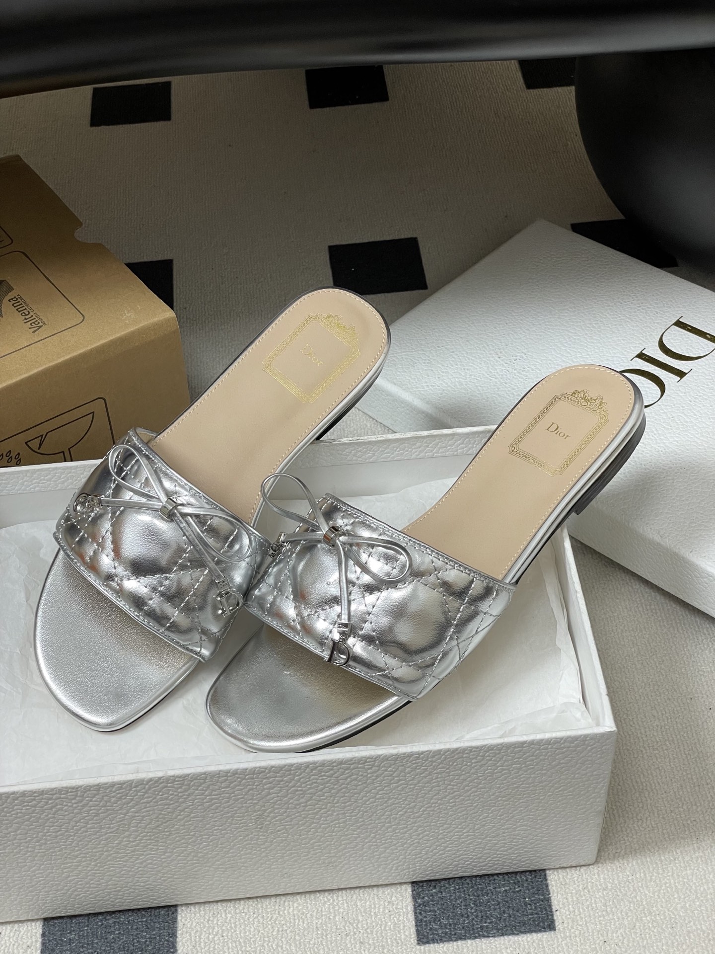 디올(DIOR) 퀼팅 리본 슬리퍼 신발