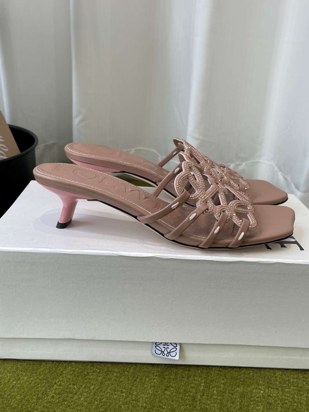 로에베(LOEWE) 아나그램 라인스톤 미들 힐 신발