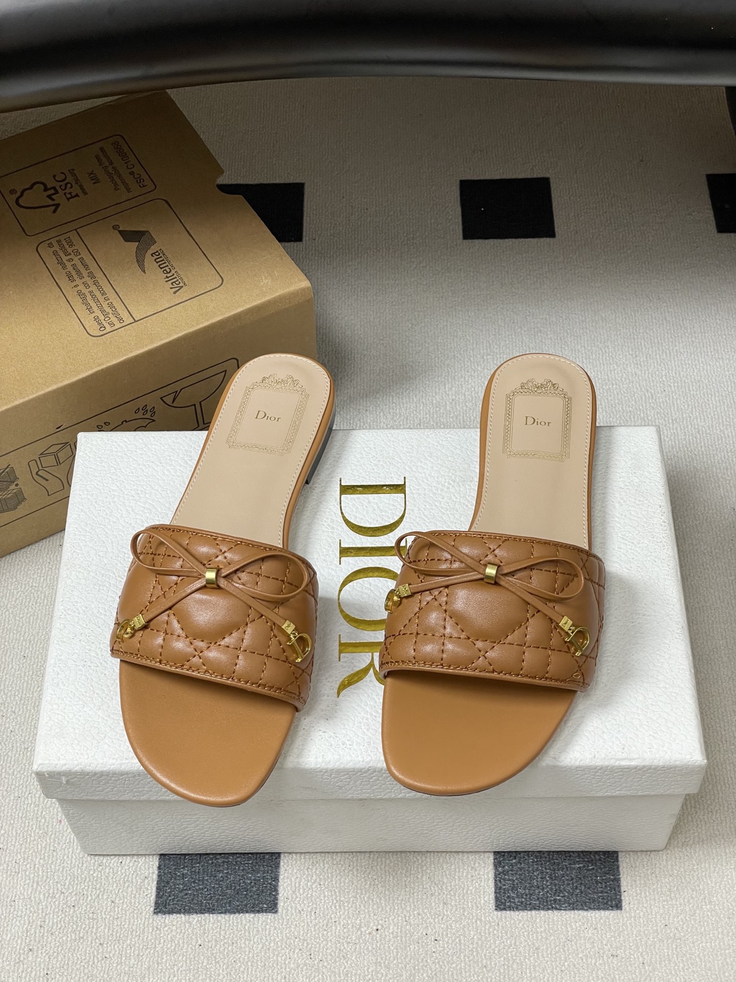 디올(DIOR) 퀼팅 리본 슬리퍼 신발