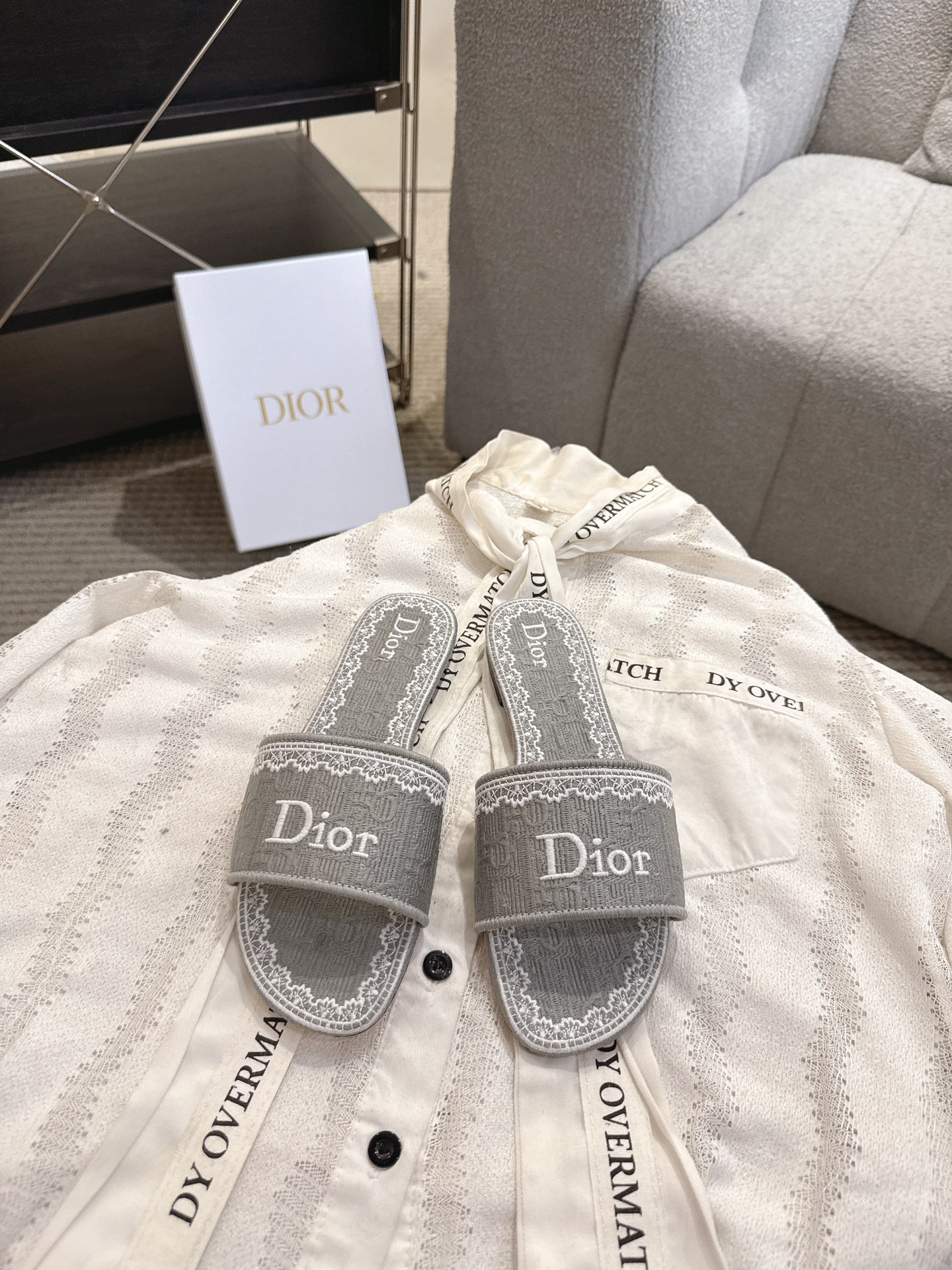 디올(DIOR) 플라워 자수 로고 슬라이드 슬리퍼