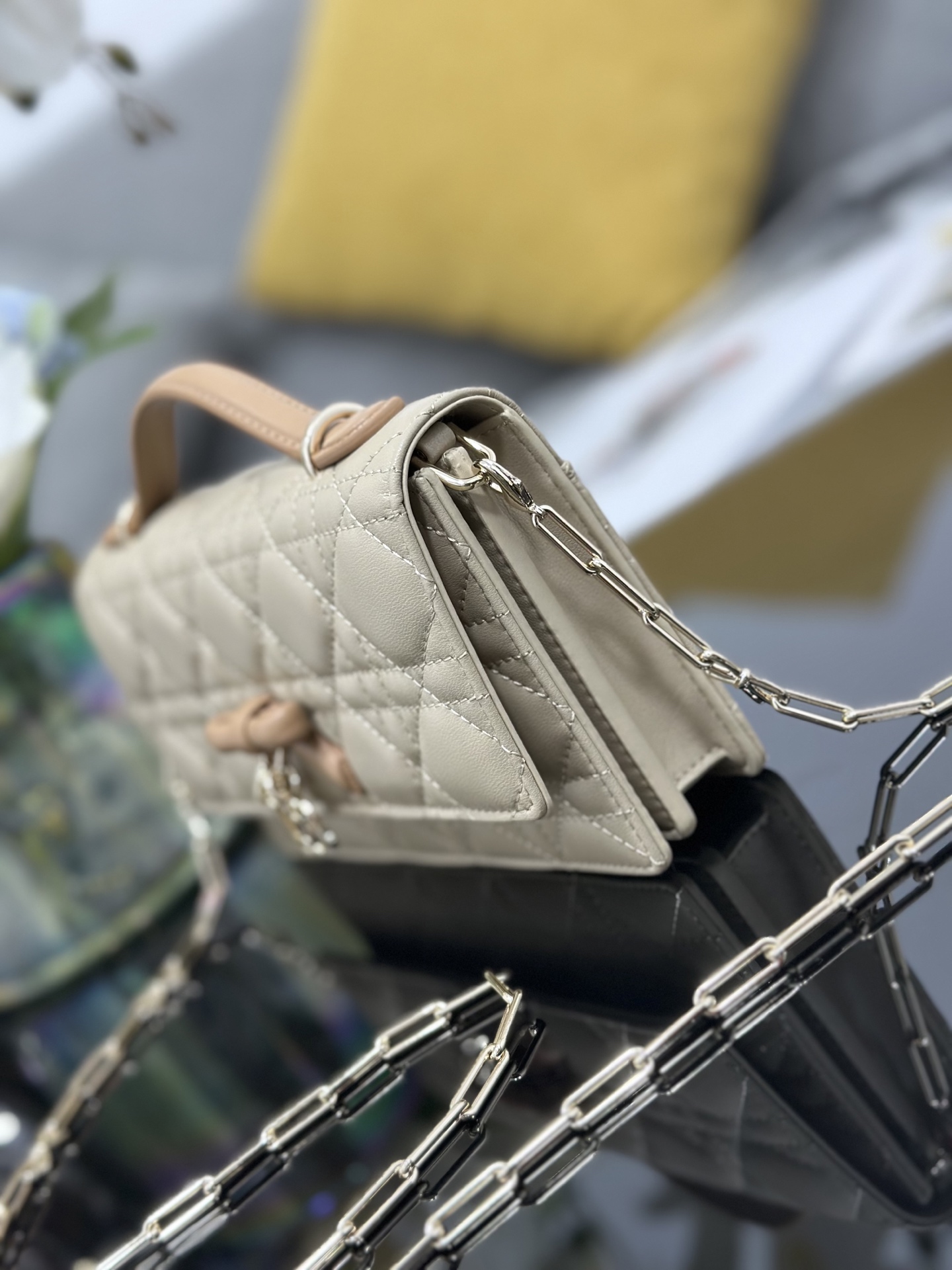 [Dior] 디올 미스 디올(Miss Dior) 보우 램스킨 탑핸들 체인 파우치 (WOC) 가방