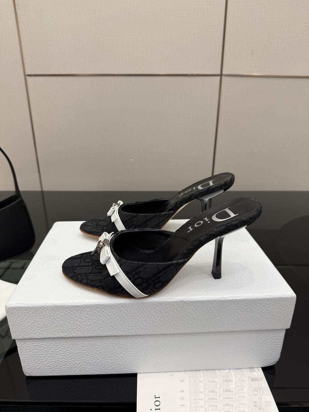 디올(DIOR) 패브릭 뮬 힐 신발