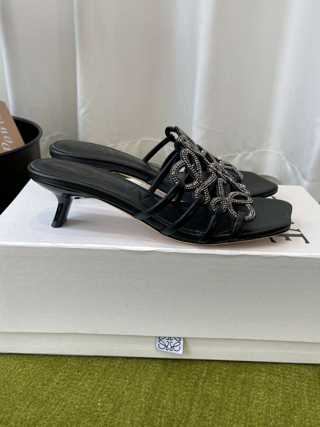 로에베(LOEWE) 아나그램 라인스톤 미들 힐 신발