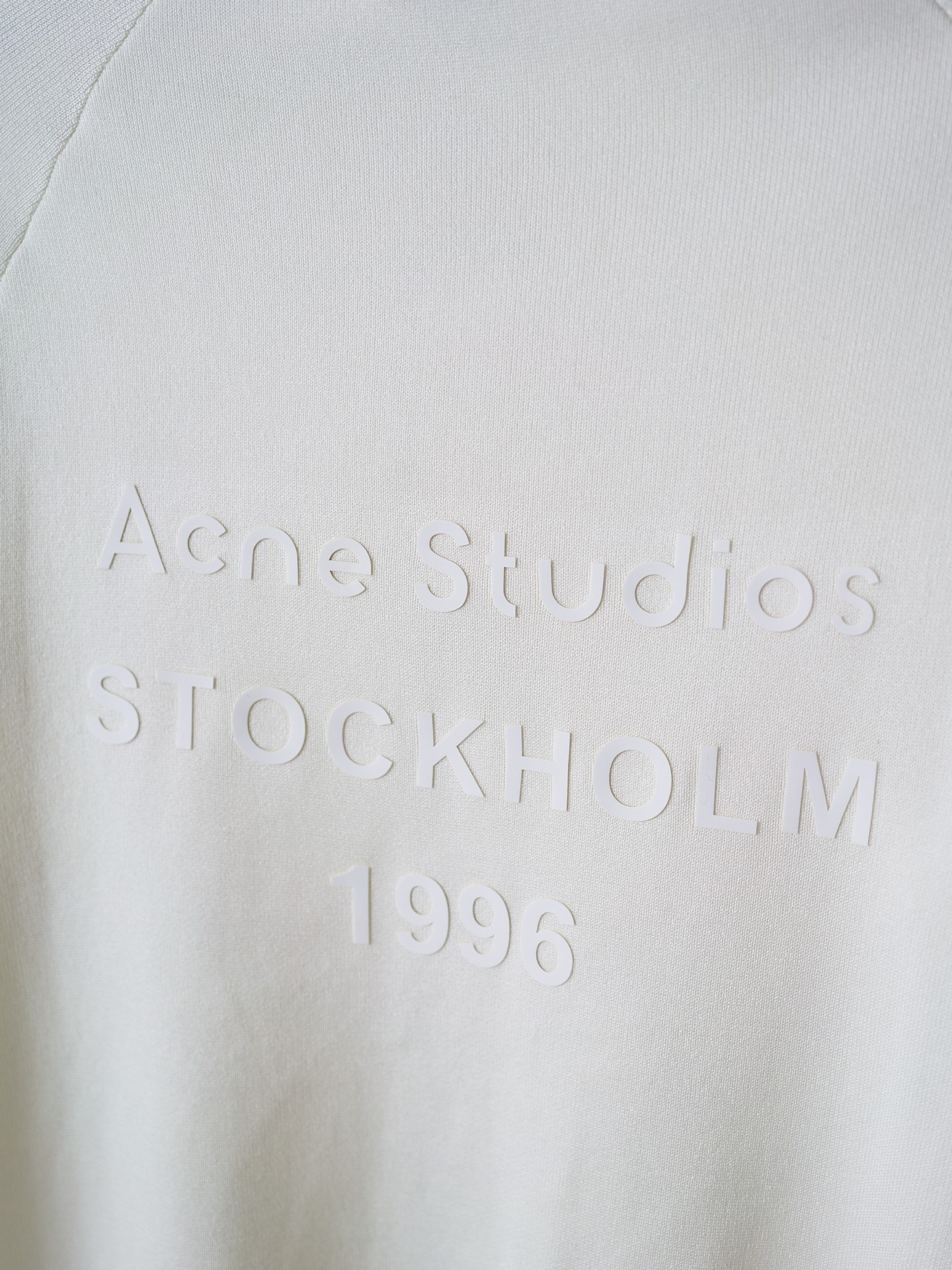 아크네(Acne studios) 실리콘 엠보 레더 집업 니트 가디건 의류